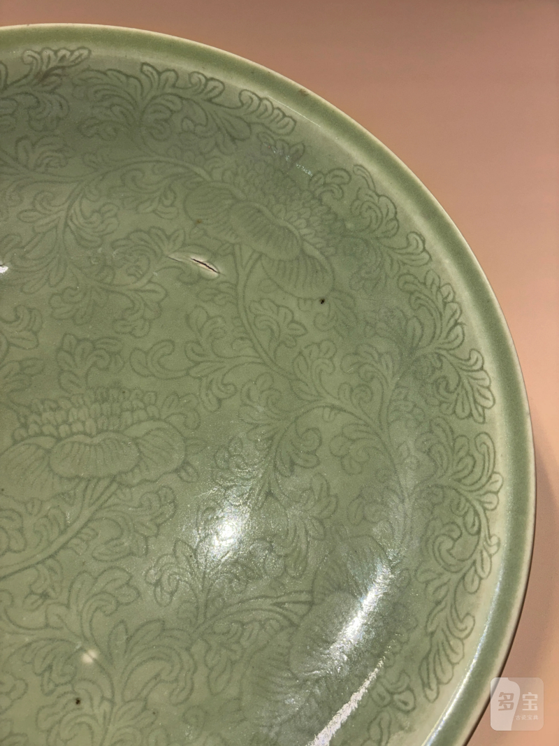 清 青釉暗刻缠枝花卉纹大盘 - 图4